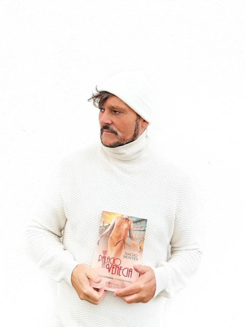 El escritor Nacho Montes con look invernal posa con su último libro.