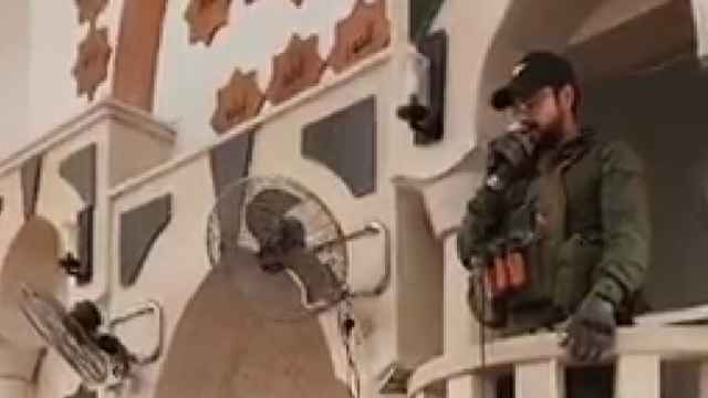 Un soldado israelí recita un cántico hebreo tras allanar una mezquita en Yenín (Cisjordania).
