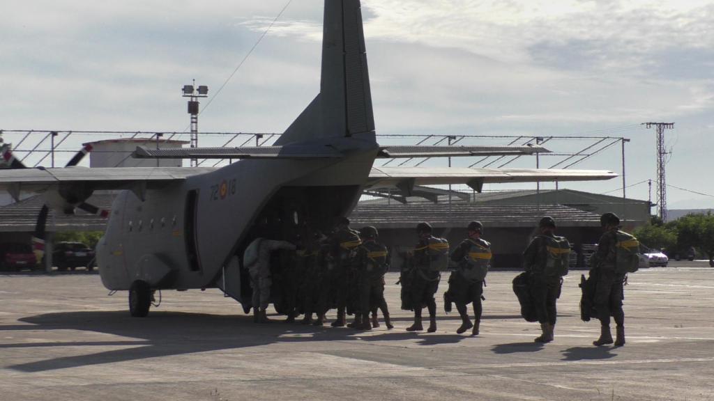 Soldados de la BRIPAC accediendo a un avión para saltar en paracaídas.