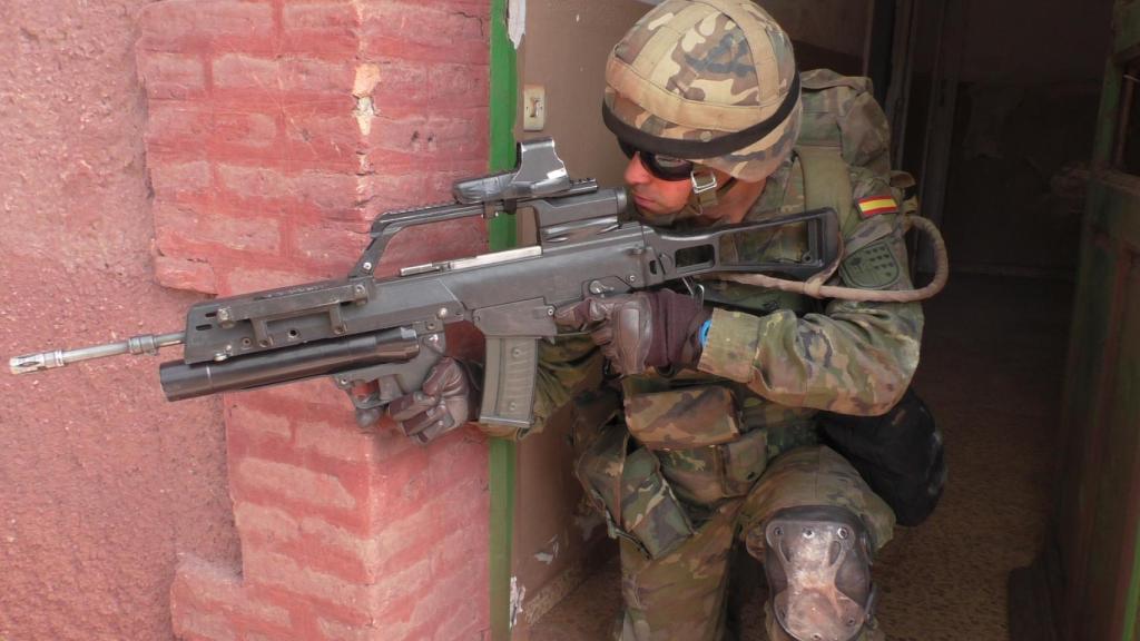 Un soldado apunta con un fusil G36 desde una cobertura.