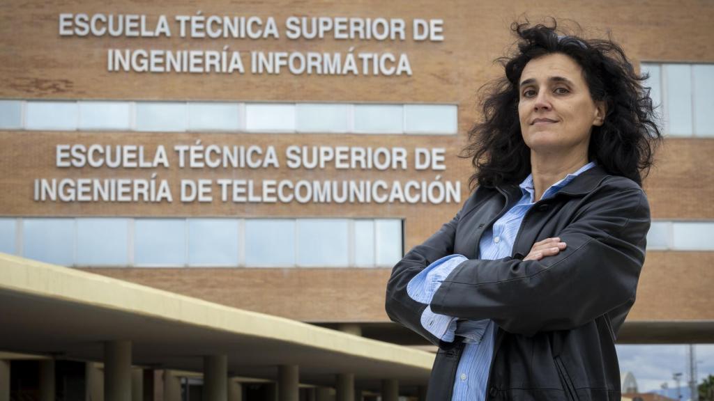 Cristina Urdiales posa frente a la Facultad de  Ingeniería de Telecomunicación.