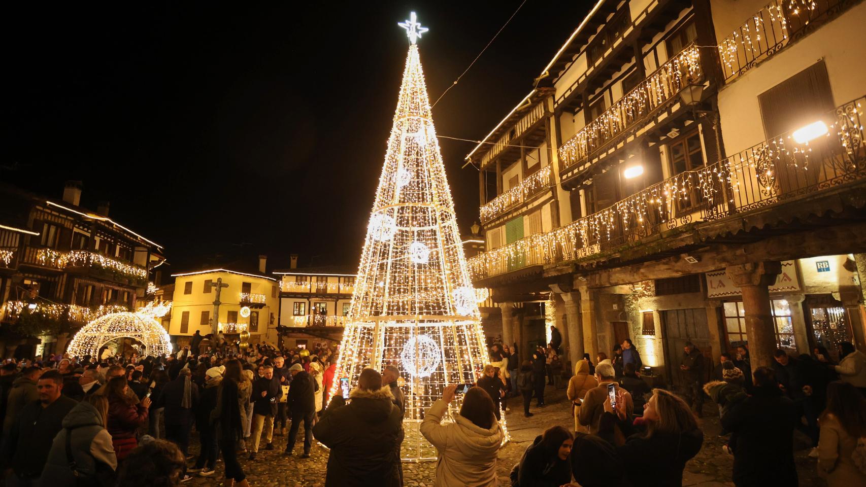 El árbol iluminado en la Plaza Mayor