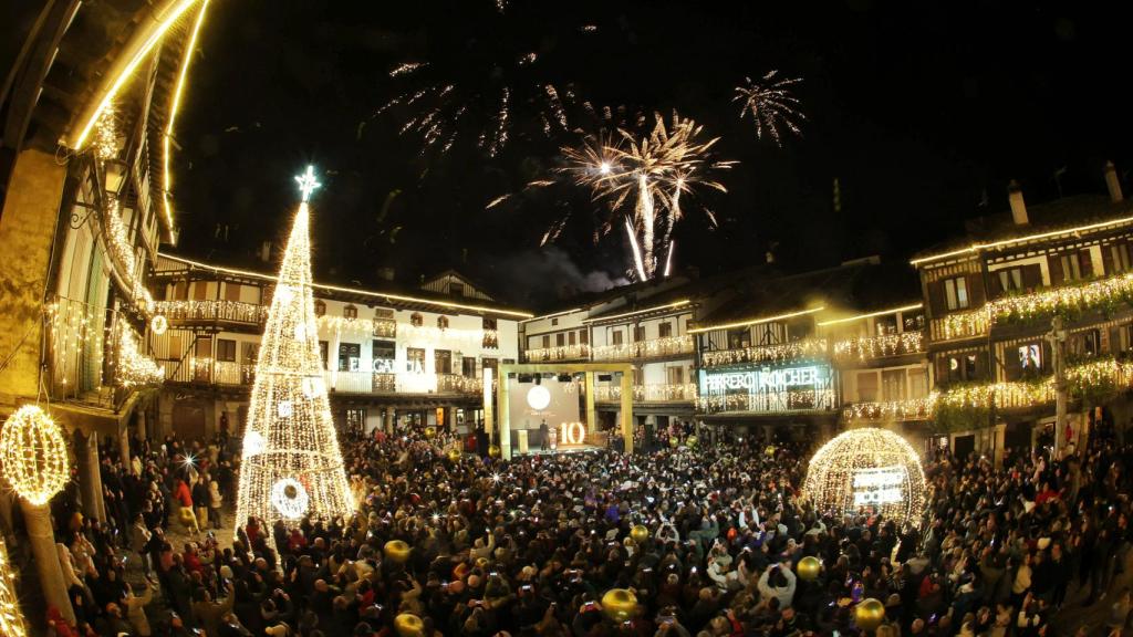 Una fotografía general de la plaza donde se ha celebrado el acto ante miles de vecinos y turistas