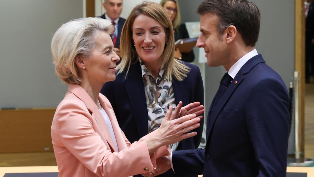 Ursula von der Leyen y Roberta Metsola conversan con Emmanuel Macron durante el Consejo Europeo de este jueves en Bruselas