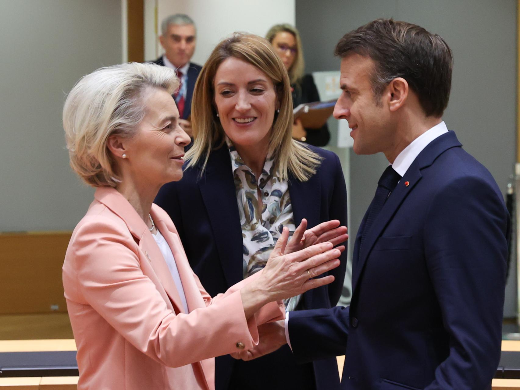 Ursula von der Leyen y Roberta Metsola conversan con Emmanuel Macron en Bruselas.