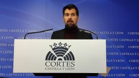 El secretario general del PSCyL, Luis Tudanca, durante la rueda de prensa de este jueves en las Cortes.