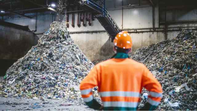 Un operario observa cómo se vuelca material que ha de ser reciclado