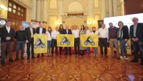 El alcalde de Valladolid, Jesús Julio Carnero, junto a otras autoridades y personalidades en la presentación de Pingüinos 2024