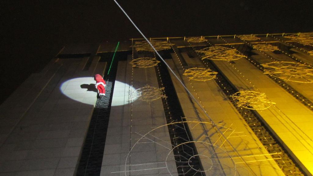 Imagen del descenso de Papá Noel por la fachada de El Corte Inglés de Valladolid