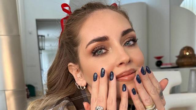 Chiara Ferragni luciendo su manicura efecto cielo estrellado.