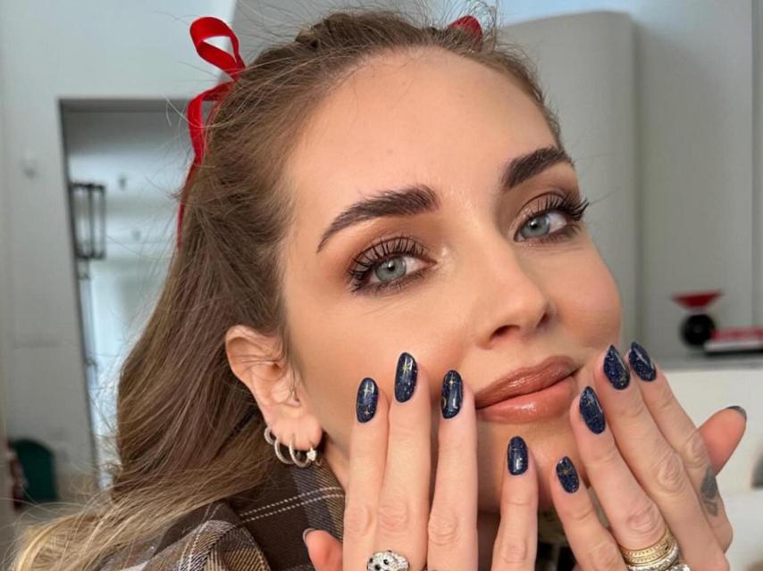 Chiara Ferragni luciendo su manicura efecto cielo estrellado.