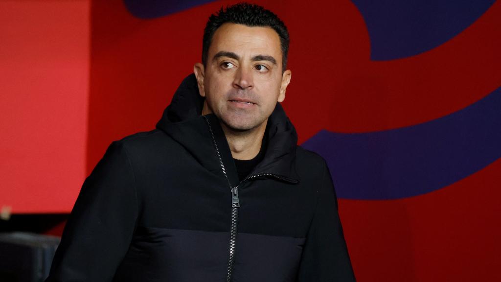 Xavi Hernández, con rostro serio antes del partido frente al Amberes.