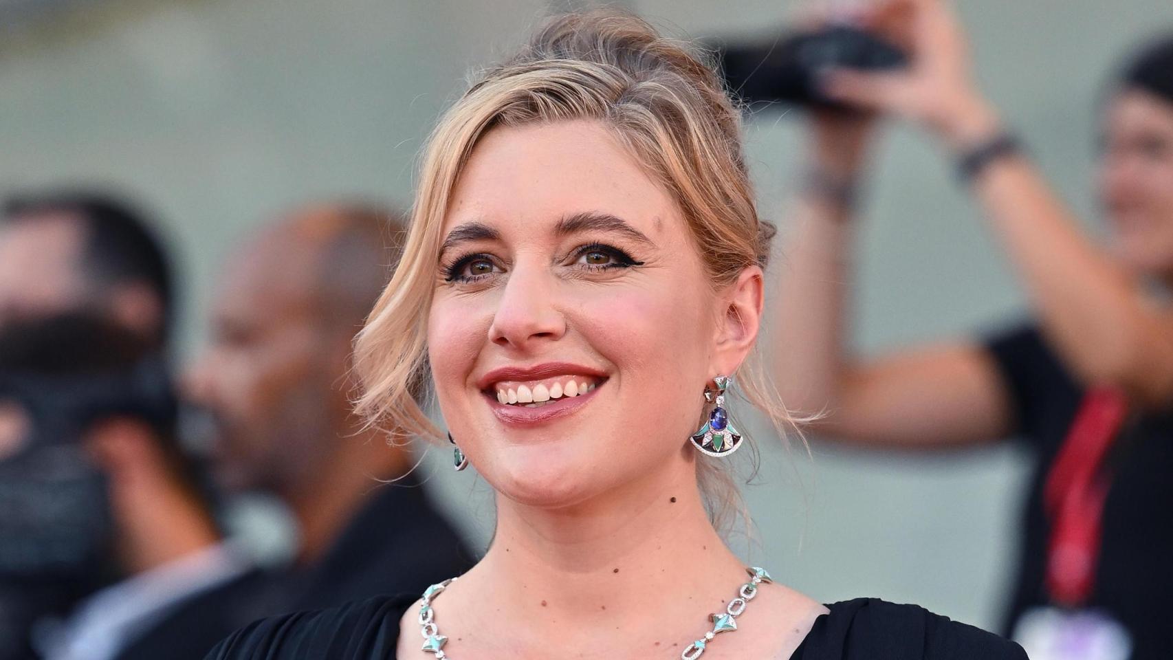 La directora Greta Gerwig  llega a la ceremonia de inauguración del Festival Internacional de Cine de Venecia de 2022, donde de proyectó 'White Noise', película que protagonizaba. Foto: Ettore Ferrari / EFE / EPA