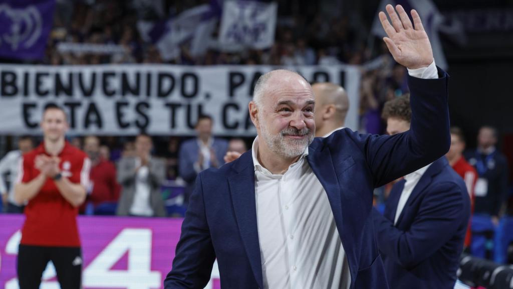 Pablo Laso saluda a la afición del Real Madrid.