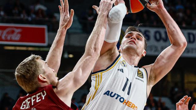 Mario Hezonja trata de anotar en el partido ante el Bayern.