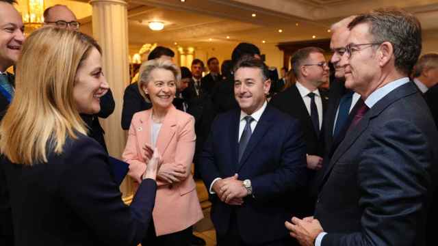 Feijóo, este jueves en Bruselas, con Von der Leyen y la presidenta del Parlamento Europeo, Roberta Metsola.