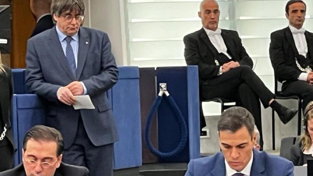 Carles Puigdemont observa a Albares y Sánchez, en una sesión del Parlamento europeo en diciembre de 2023.