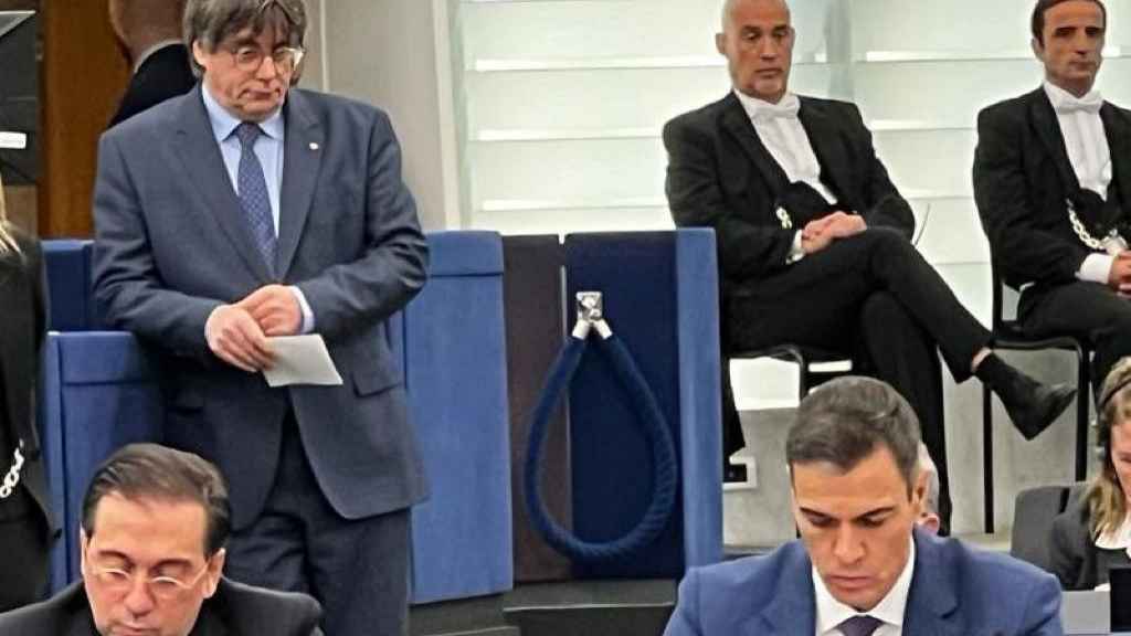 Carles Puigdemont aguarda su turno en el Parlamento Europeo para intervenir en el debate con Pedro Sánchez.