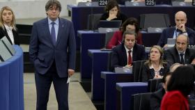 Carles Puigdemont aguarda para intervenir en el debate con Pedro Sánchez, en el pleno del Parlamento Europeo.