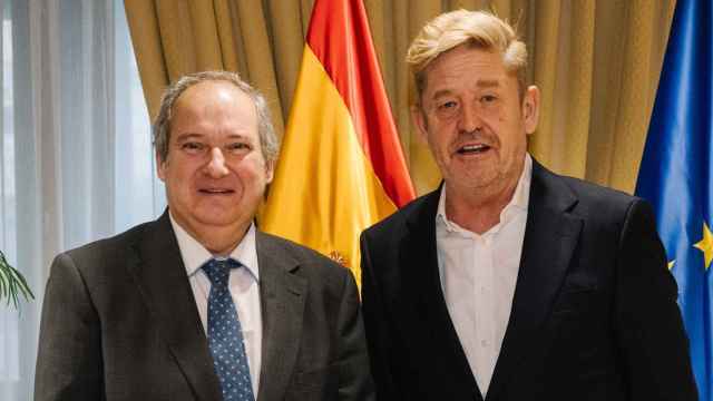 El ministro de Industria y Turismo, Jordi Hereu, y el presidente de la Asociación Española de Fabricantes de Automóviles Y Camiones (Anfac), Wayne Griffiths.