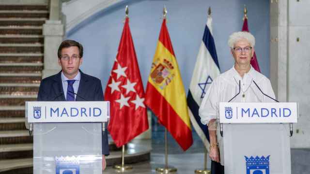 El alcalde de Madrid, José Luis Martínez-Almeida, y la embajadora de Israel en España, Rodica Radian-Gordon.