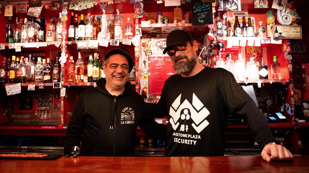 'Lobo', cantante de Los Trogloditas, y su socio Juan Arnal, posan tras la barra del Rock Palace.