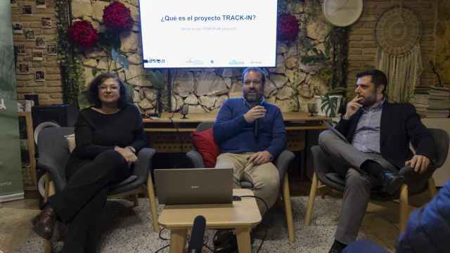 Los investigadores Antonella Rocca y Mariano Soler, junto a Angel Recio, delegado de El Español de Málaga, en la presentación del estudio.