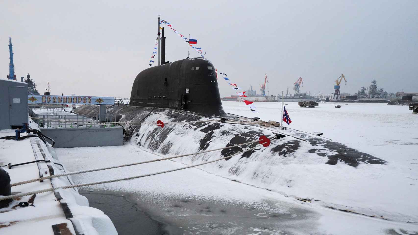 El submarino nuclear ruso Alejandro III en el puerto de Severodvinsk