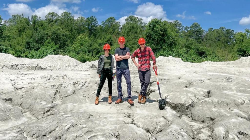 Los responsables de Lithos en una cantera de basalto