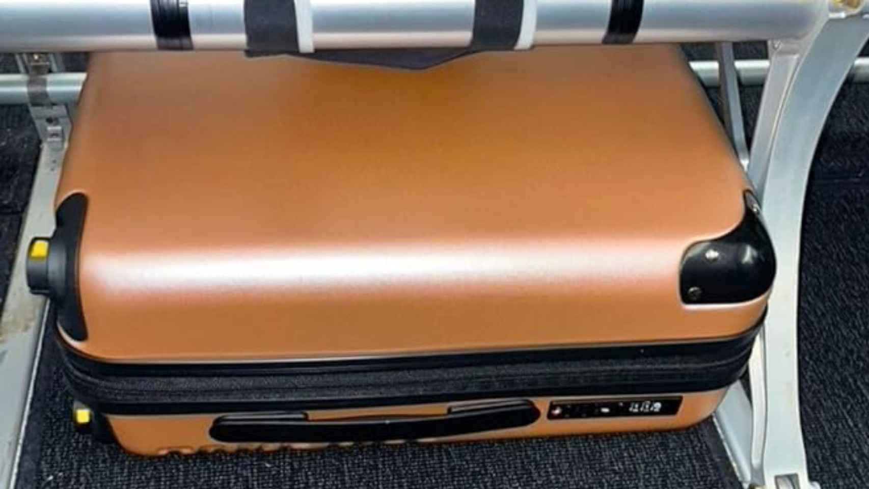 La maleta sin ruedas cabe bajo los asientos del avión