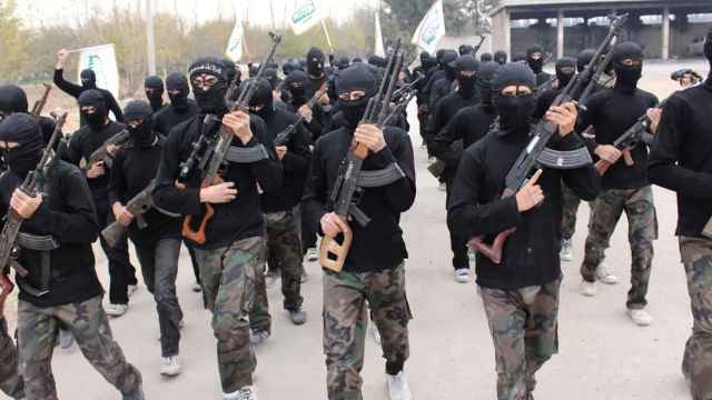 Miembros de la milicia terrorista Ahrar al-Sham en un campo de entrenamiento.