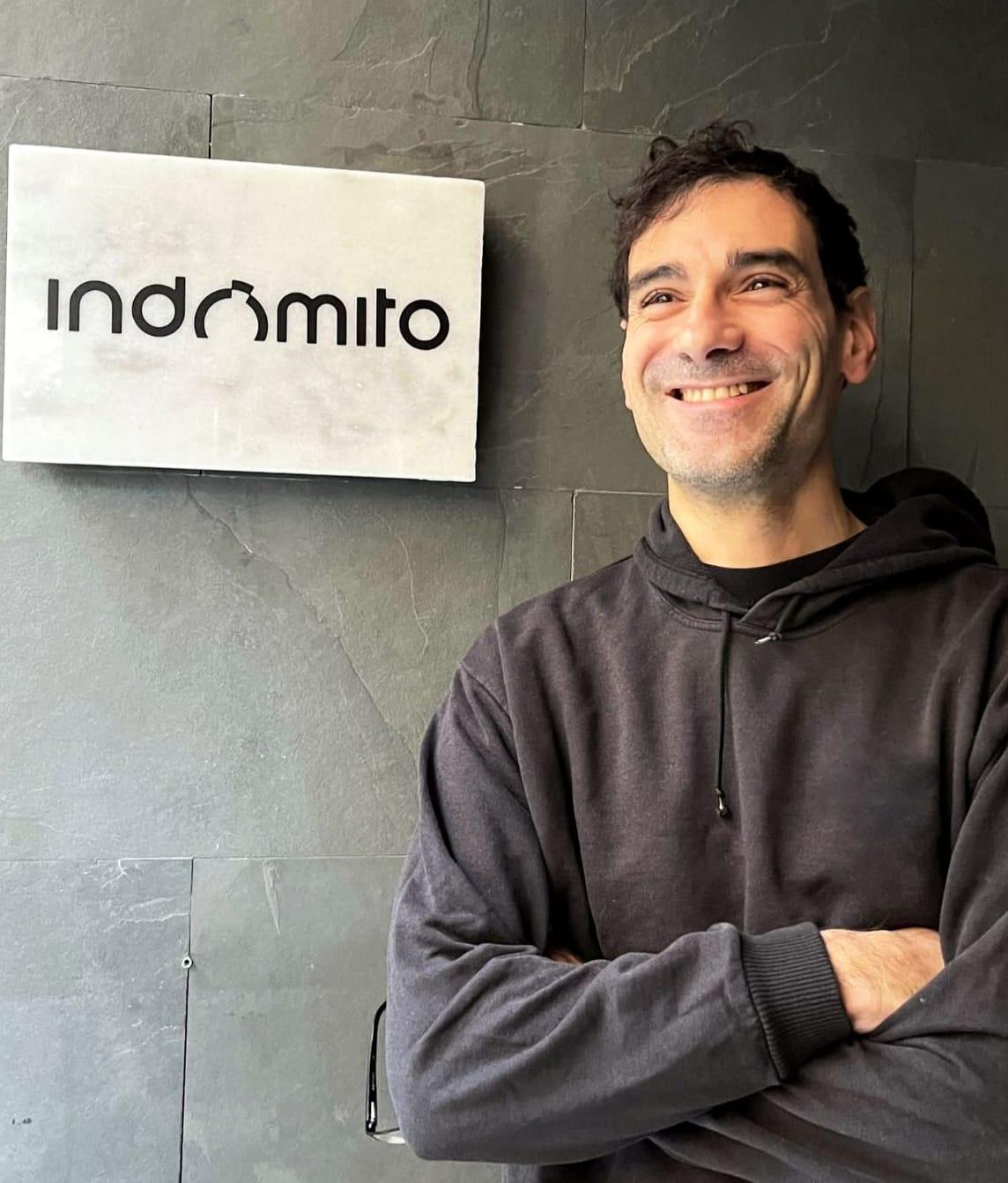 Martín Vázquez, en la entrada de su nuevo restaurante Indómito.