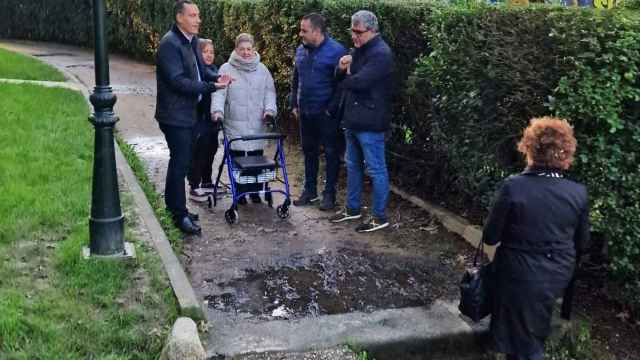 Fernando G. Abeijón y Miguel Martín hablan con vecinos de la zona.