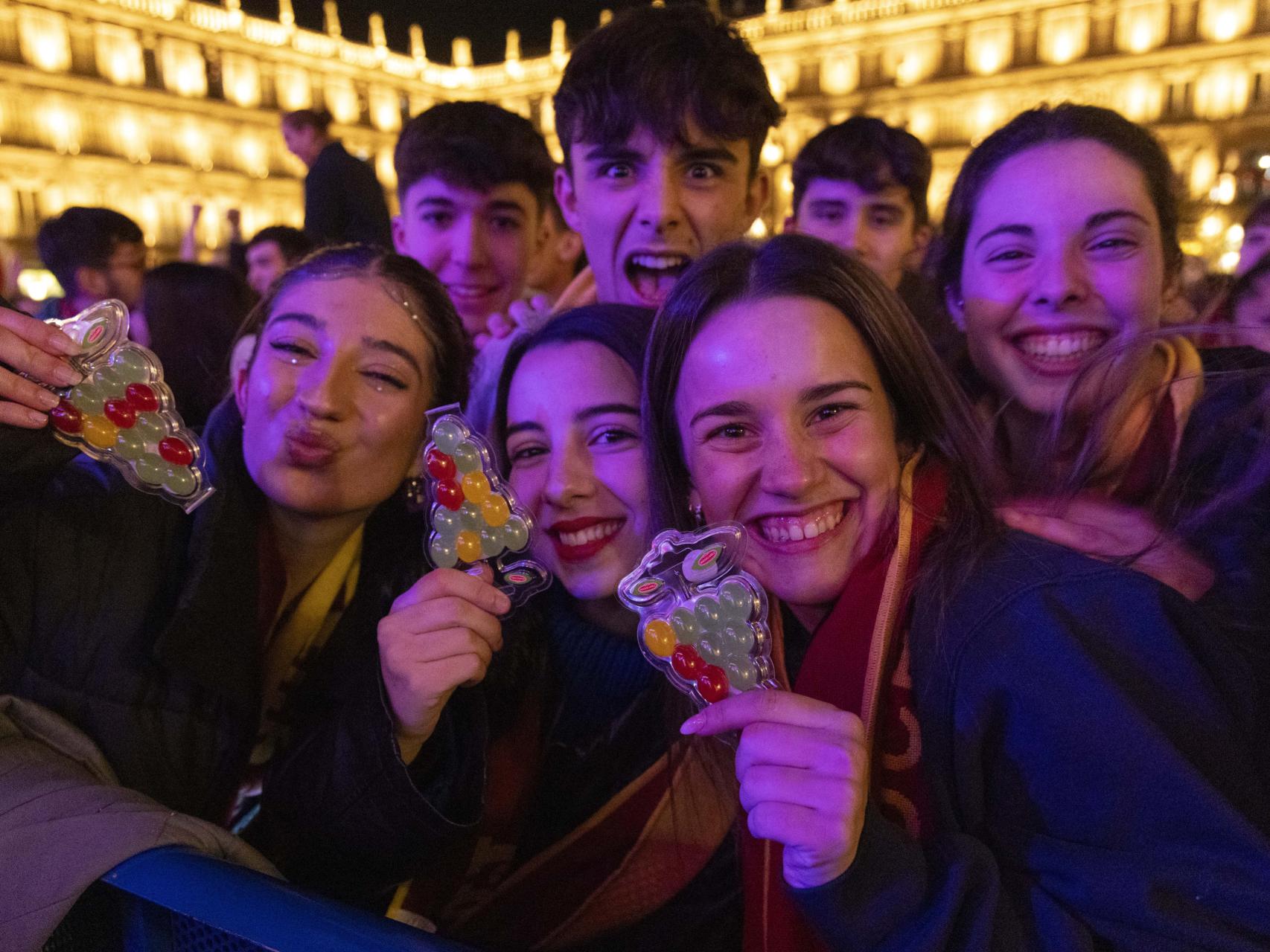 Varios jóvenes esperan a comerse las 12 gominolas en la Nochevieja Universitaria de Salamanca