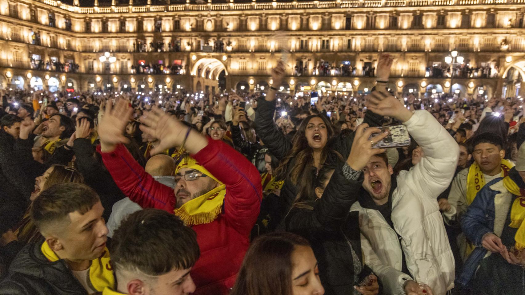 Miles de jóvenes disfrutan de la Nochevieja Universitaria de Salamanca