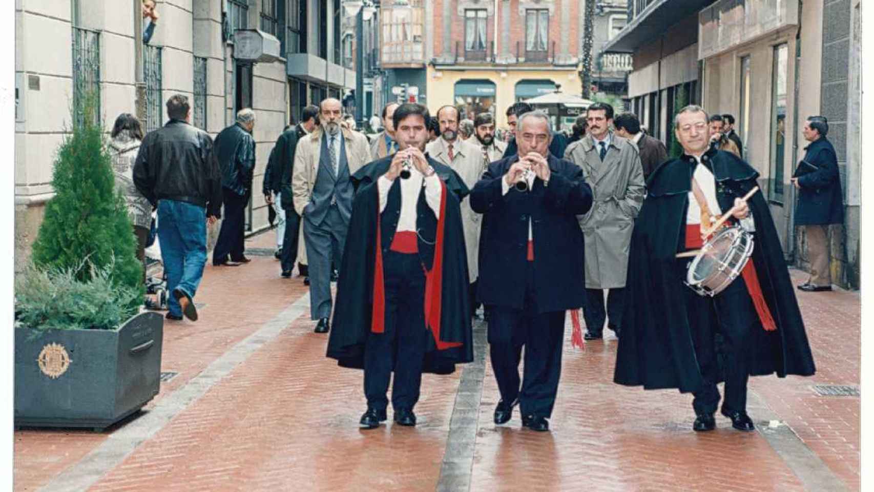 Inauguración de la reformada calle de Montero Calvo en Valladolid, ya peatonalizada, con presencia del entonces alcalde de la ciudad, Javier León de la Riva, el 19 de diciembre de 1996.