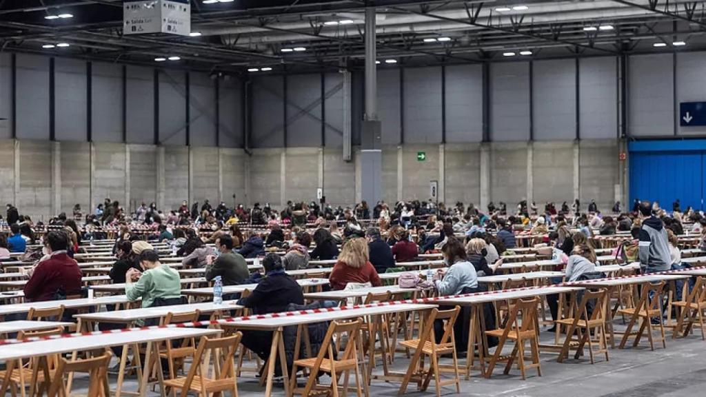 Opositores realizando el examen.