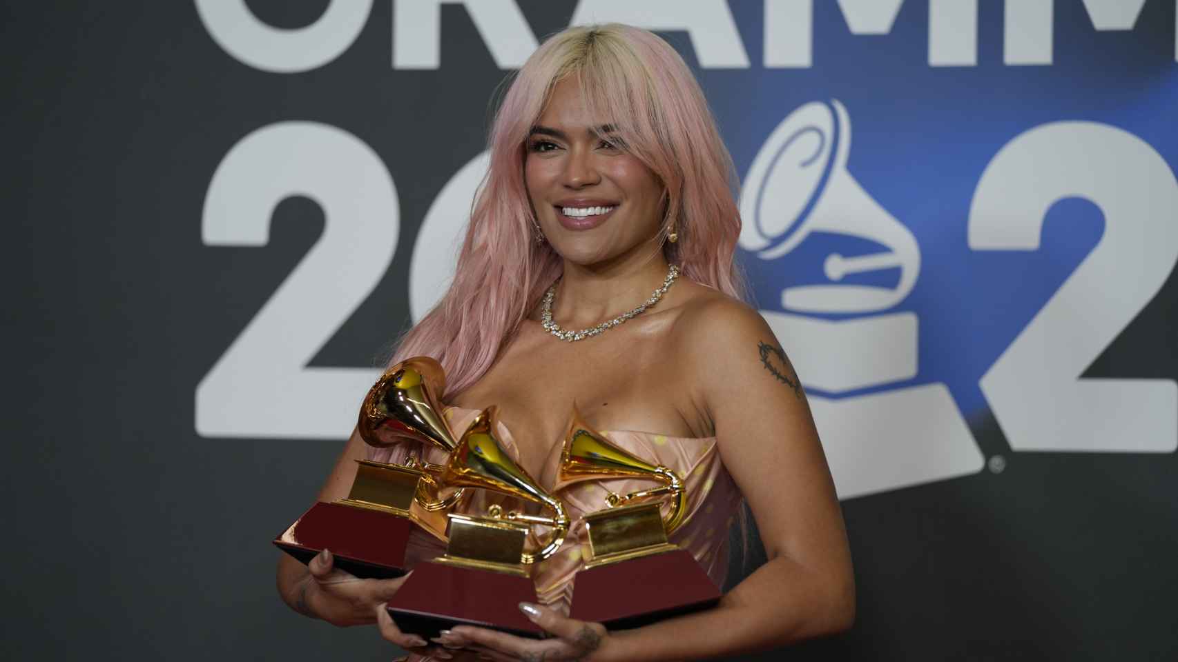 La cantante Karol G posa con los 3 Grammy que le han sido otorgados durante la gala de entrega de los Latin Grammy.