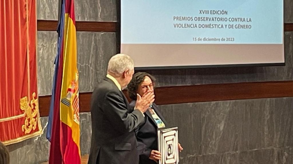 La magistrada del Tribunal Constitucional María Luisa Balaguer recoge el premio del Observatorio contra la Violencia de Género de manos del presidente del TC, Cándido Conde-Pumpido, este viernes en la sede del CGPJ.
