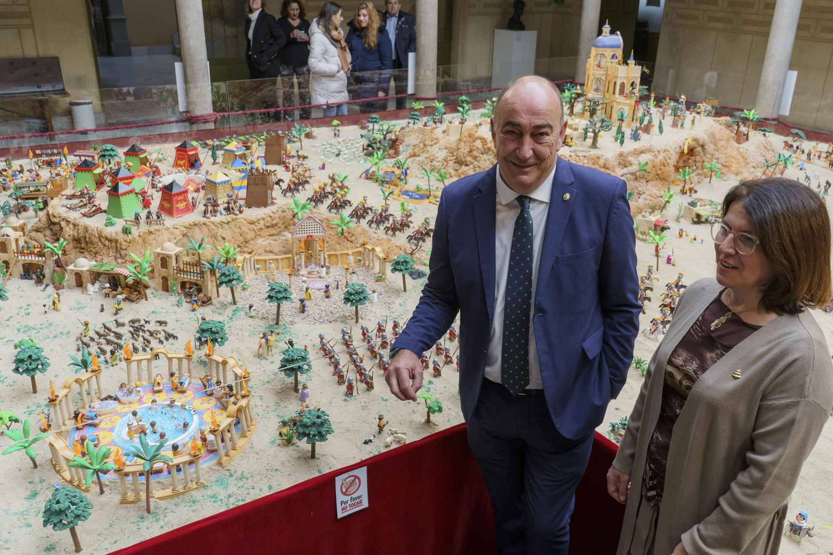 Miguel Ángel de Vicente y María Cuesta en la inauguración del belén de la Diputación de Segovia