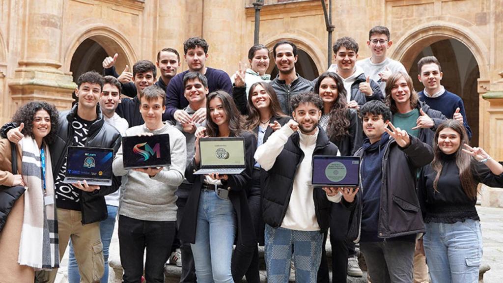 Foto en el patio barroco de la Pontificia al final de la cuarta edición del 'hackathon' virtual