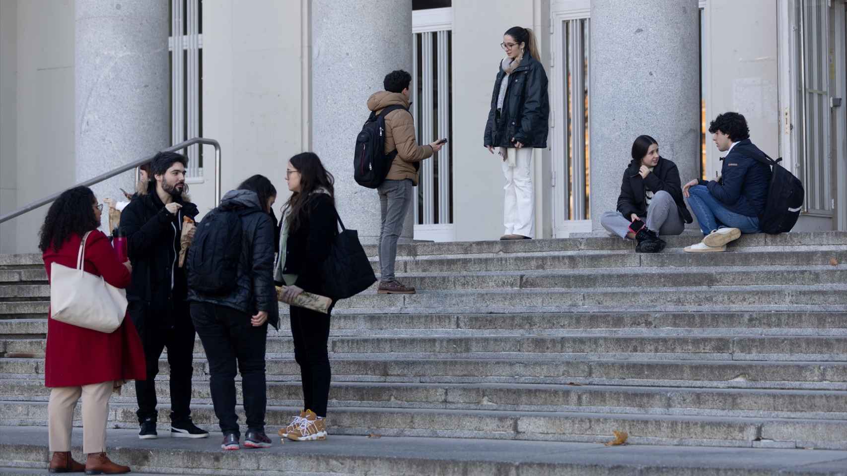 Varias personas en la Universidad Complutense de Madrid.