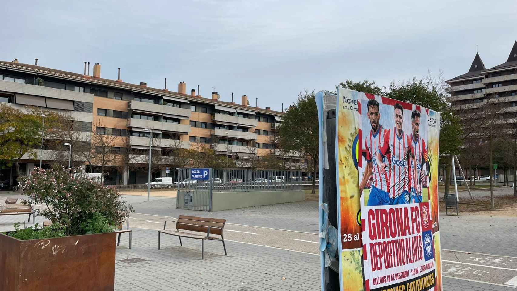 El barrio de la Devesa de Gerona, donde reside Michel, con un cartel que anuncia el próximo partido del club.