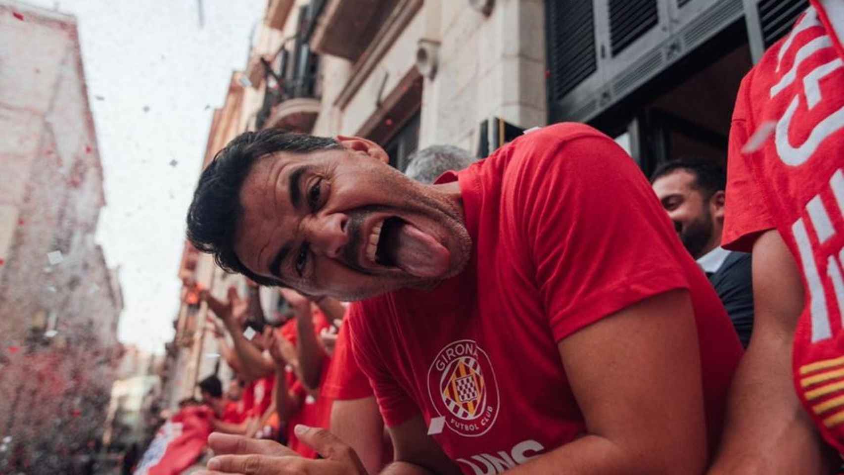 Míchel celebrando el ascenso del Girona en la temporada 21/22 por las calles de la ciudad.