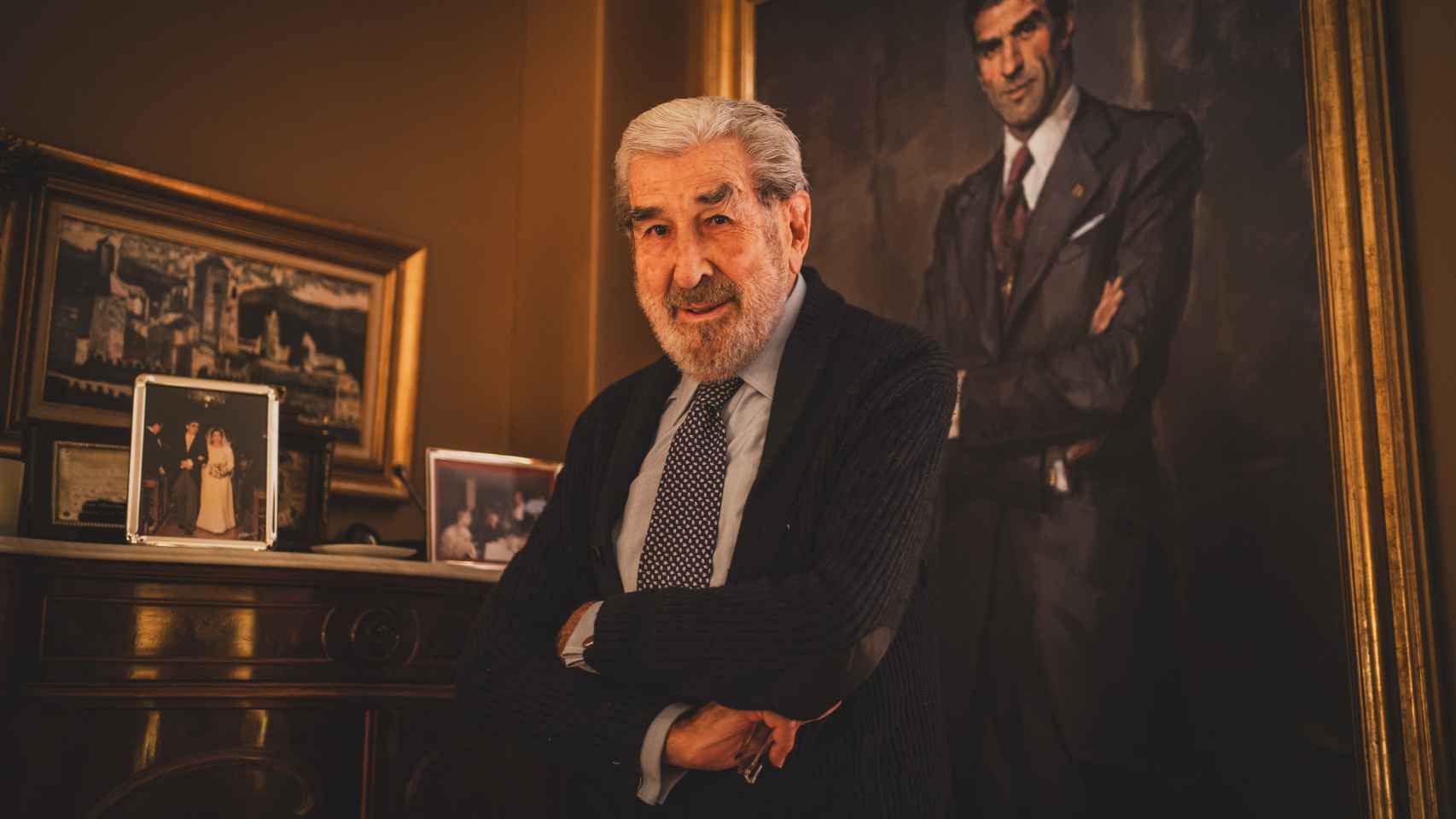 Fernando Suárez, en su casa, con un retrato suyo de juventud a la espalda. Hoy tiene 90 años.