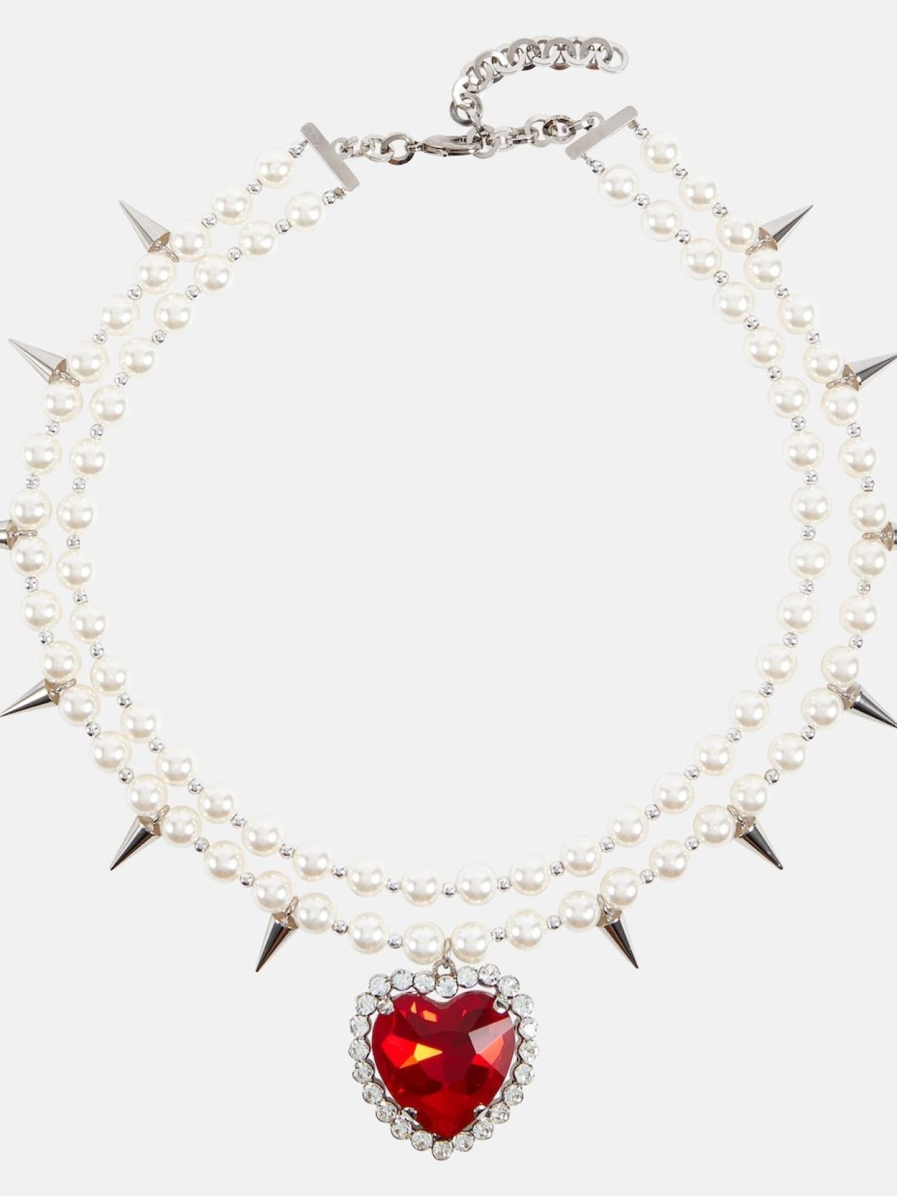 El impresionante collar de perlas y corazón rojo que luce Nuria Roca es ...