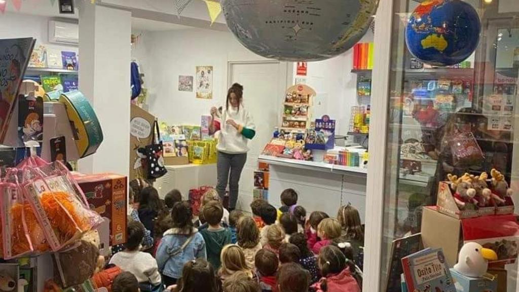 Cuentacuentos en la librería con motivo de su inauguración.