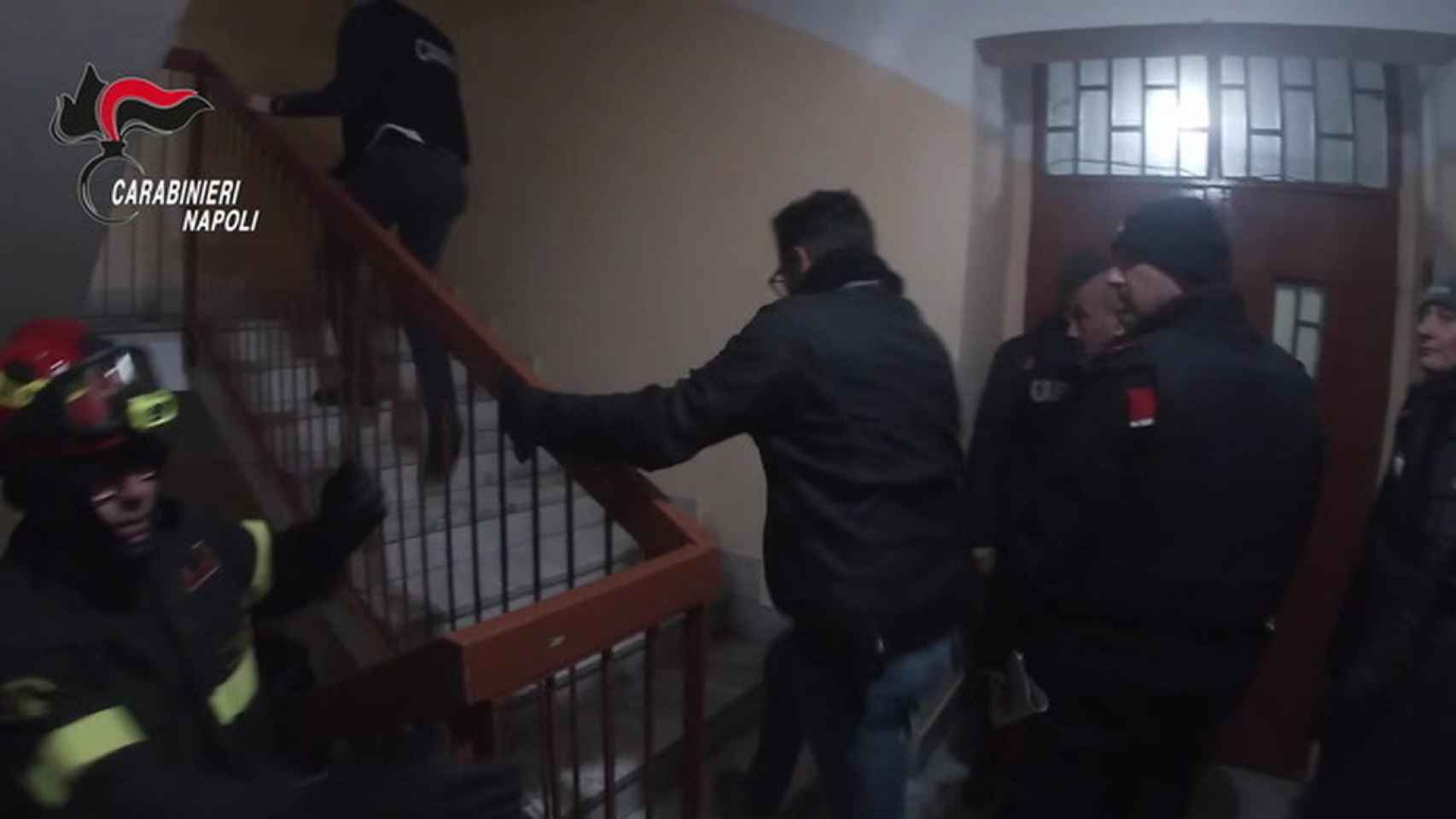 Para detener a Gaetano Angrisano los bomberos tuvieron que actuar para poder abrir las puertas bunkerizadas del apartamento donde se encontraba.