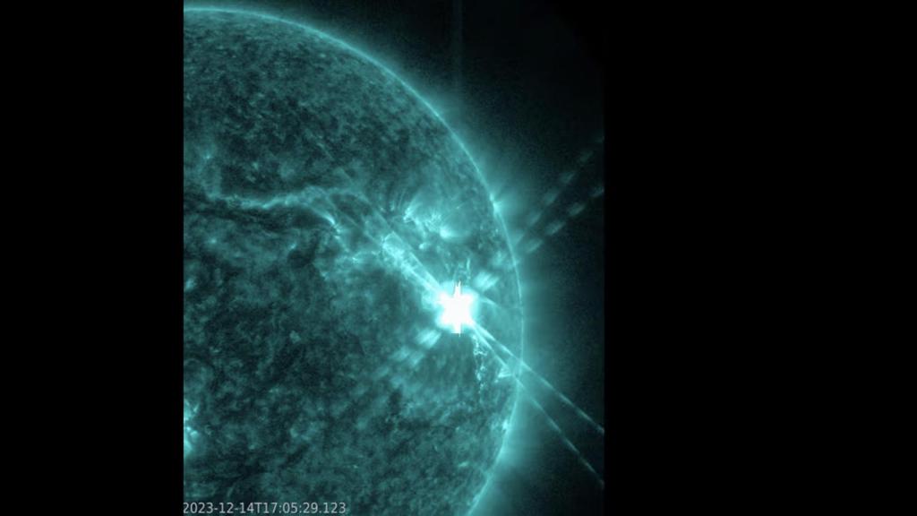 Momento exacto de mayor brillo de la explosión en la superficie del Sol.