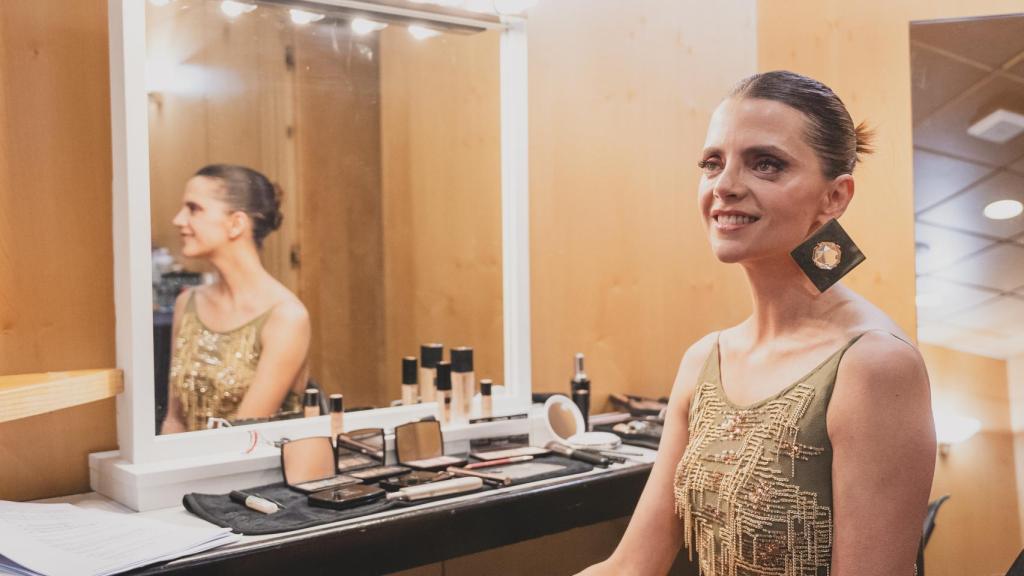 Macarena Gómez en su camerino en IFEMA; la actriz, maquillada por Roberto Siguero, copresenta, junto a Pablo Chiapella, la 29 edición de los premios Forqué